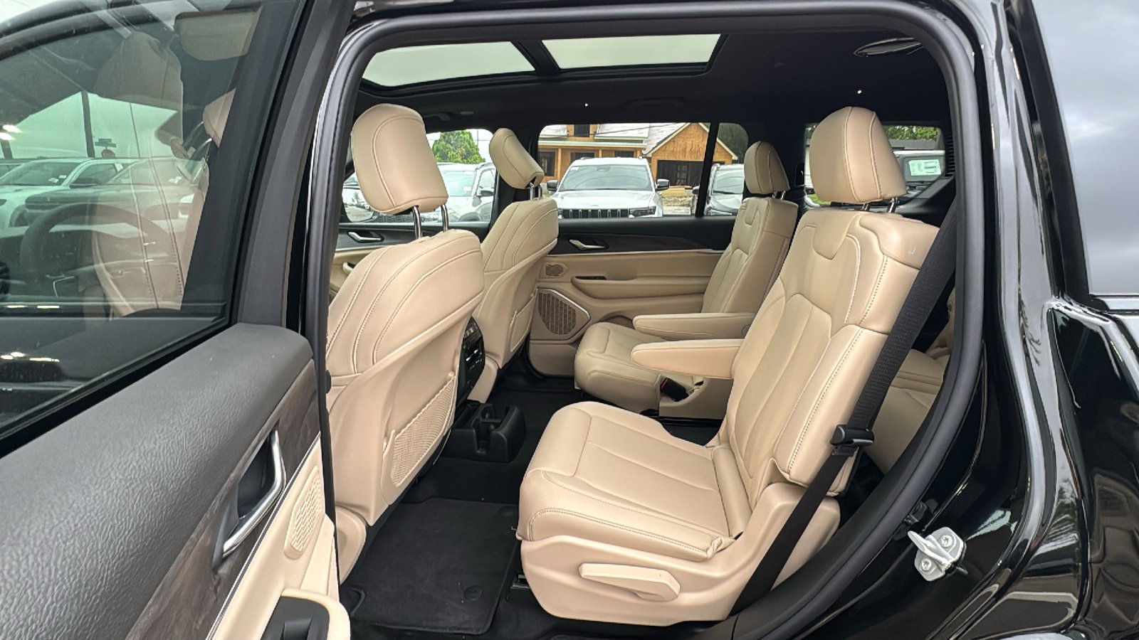 New 2026 Diamond Black Crystal Pearl-Coat Exterior Paint Jeep Limited image 15