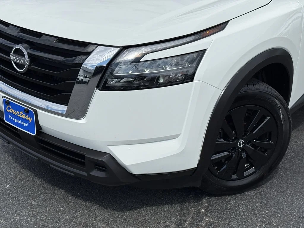 Used 2025 White Nissan SV image 3