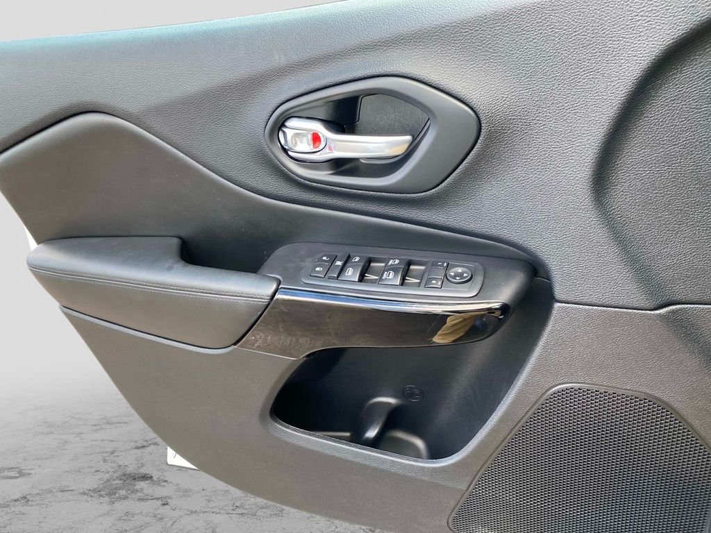 Used 2020 White Jeep Latitude Plus image 23
