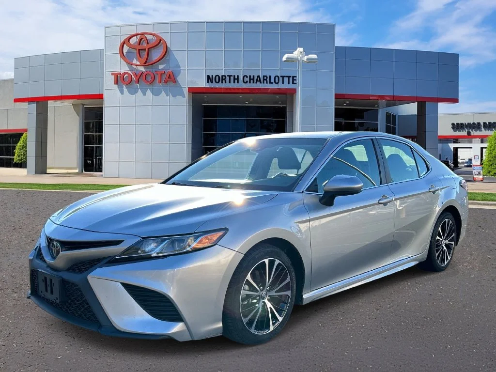 Used 2018 Silver Toyota SE image 3