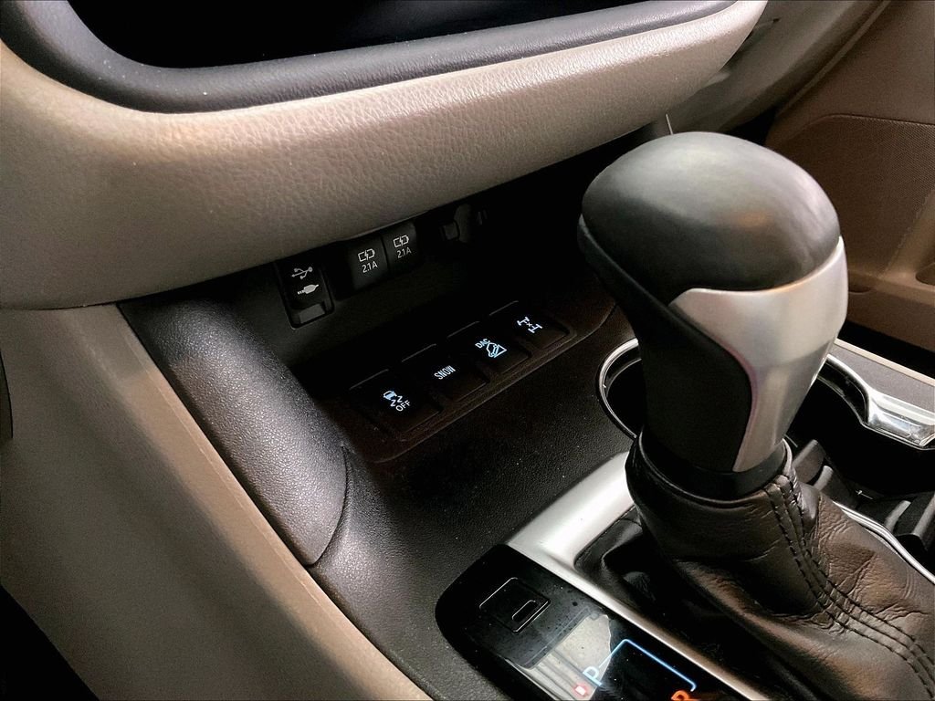 Used 2018 Silver Toyota XLE image 37