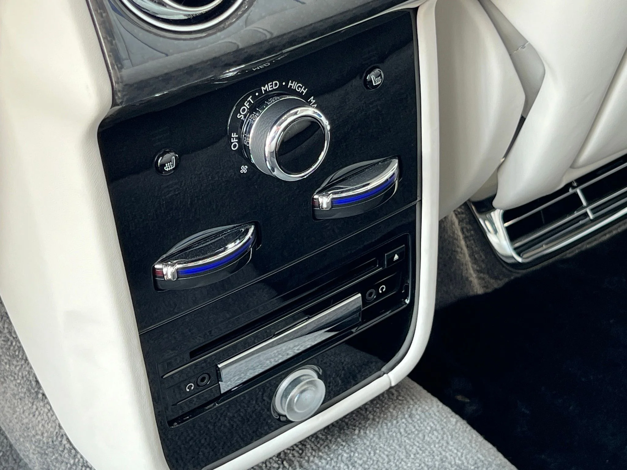 Used 2024 Blue Rolls-Royce Black Badge image 22