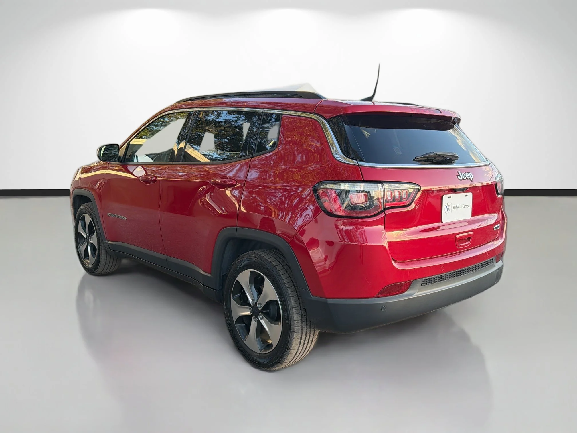 Used 2018 Redline Pearlcoat Jeep Latitude image 5