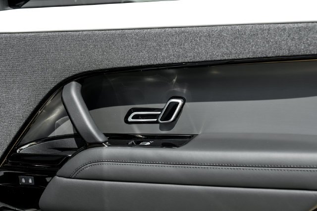 Used 2024  Land Rover Dynamic SE image 58