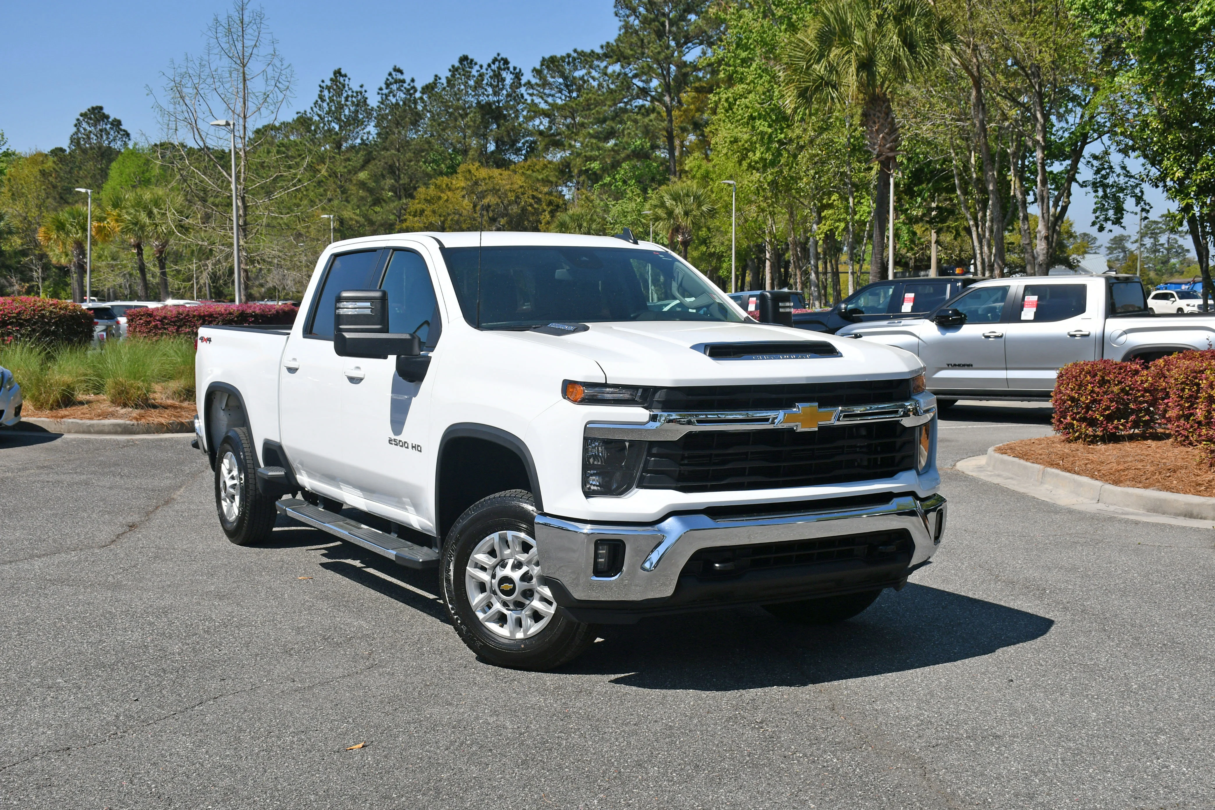 Used 2025 White Chevrolet LT image 6