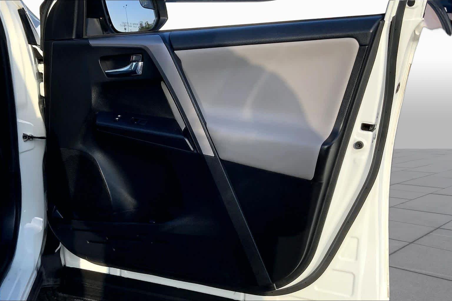 Used 2016 Super White Toyota XLE image 20