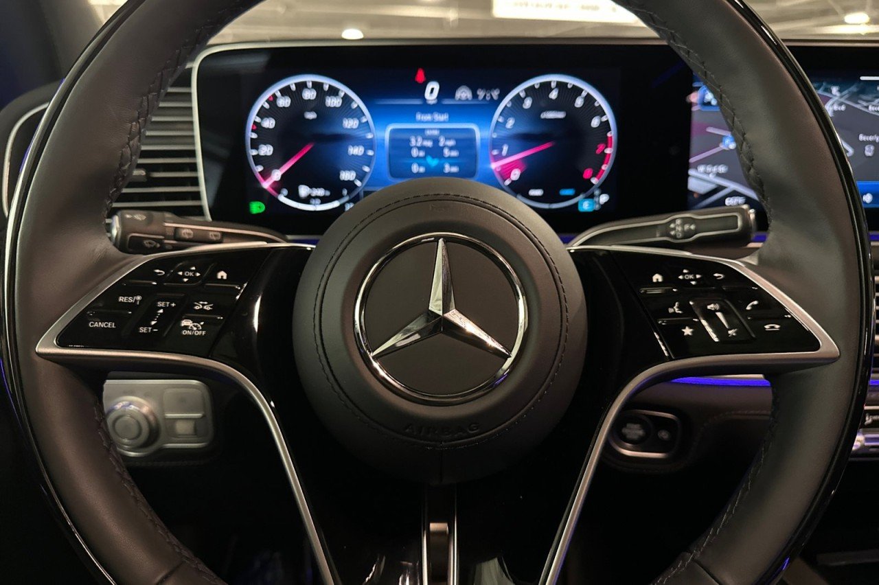 New 2026 MANUFAKTUR Moonlight White Metallic Mercedes-Benz Maybach GLS 600 4MATIC® SUV image 24