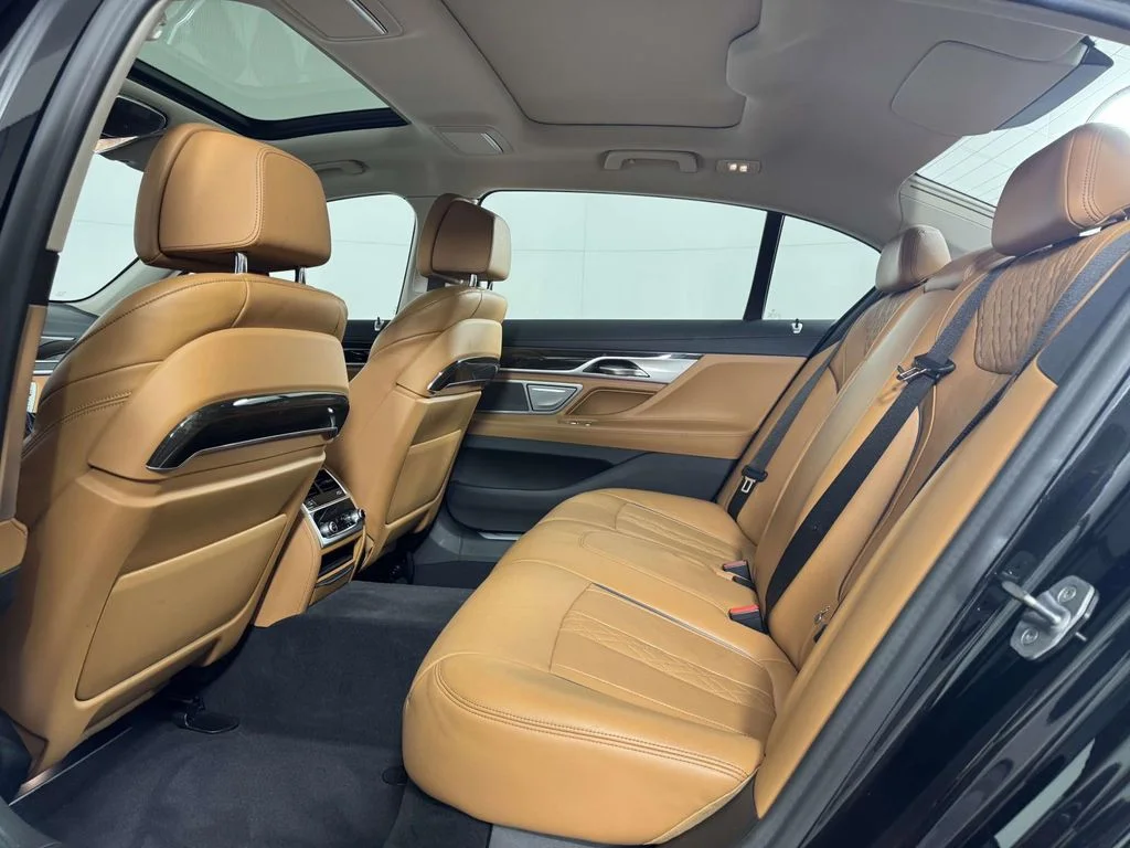 New 2022 Black BMW 750i xDrive image 33