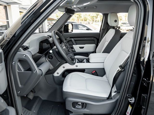 New 2025 Santorini Black Land Rover S image 14