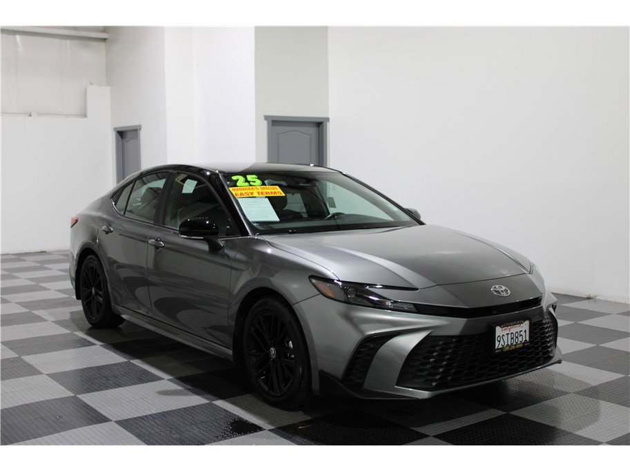 2025 Toyota Camry SE photo 2