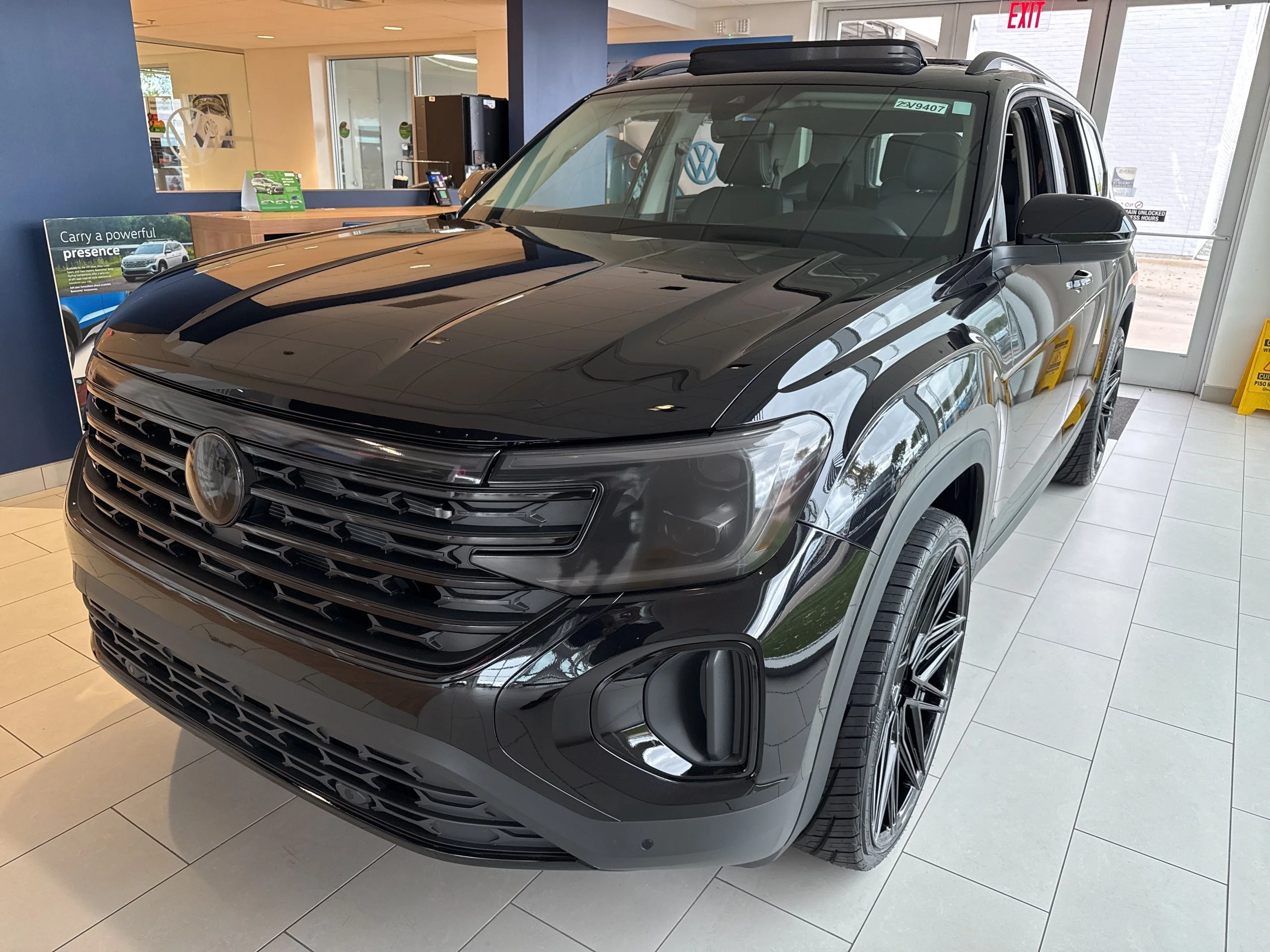 2025 Volkswagen Atlas SE w/Tech - Photo 8