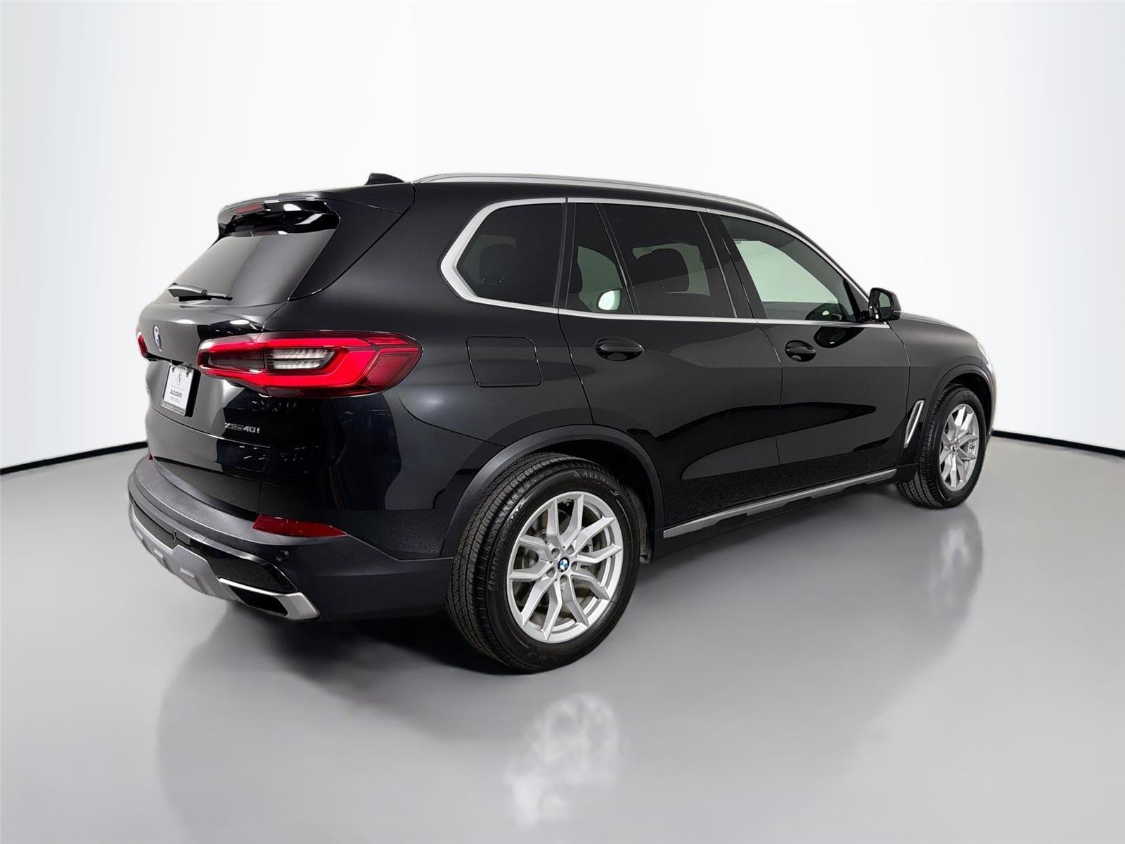 Used 2019 Black Sapphire Metallic BMW xDrive40i image 5