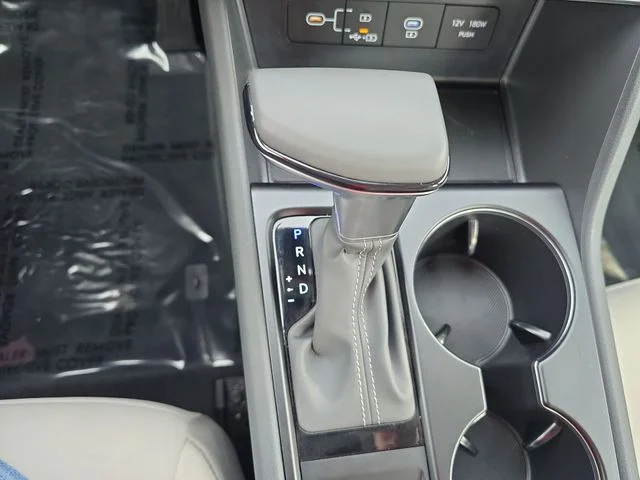 Used 2025 White Hyundai SE image 19