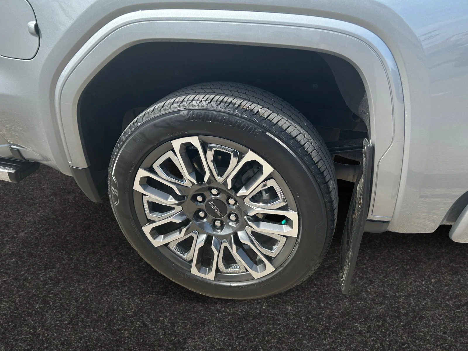 Used 2025 Silver GMC Denali Ultimate Crew Cab image 9