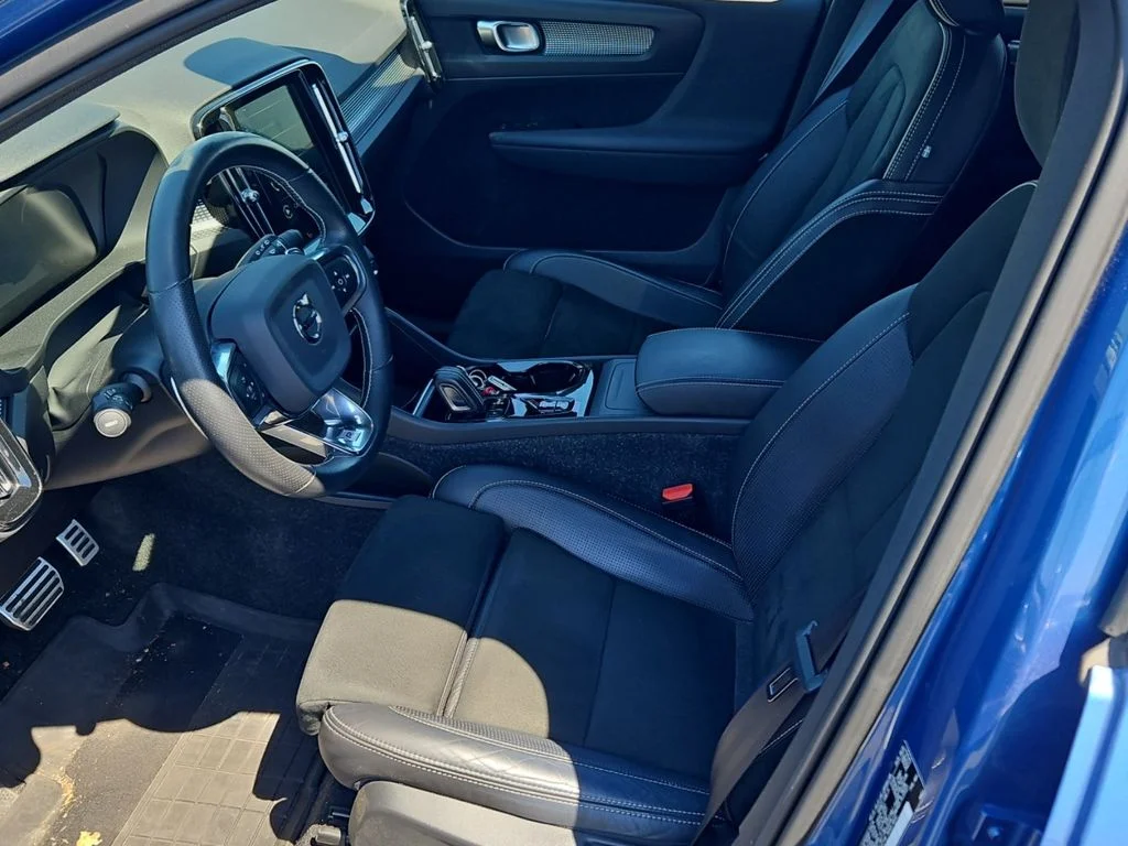 Used 2020 Blue Volvo R-Design image 5