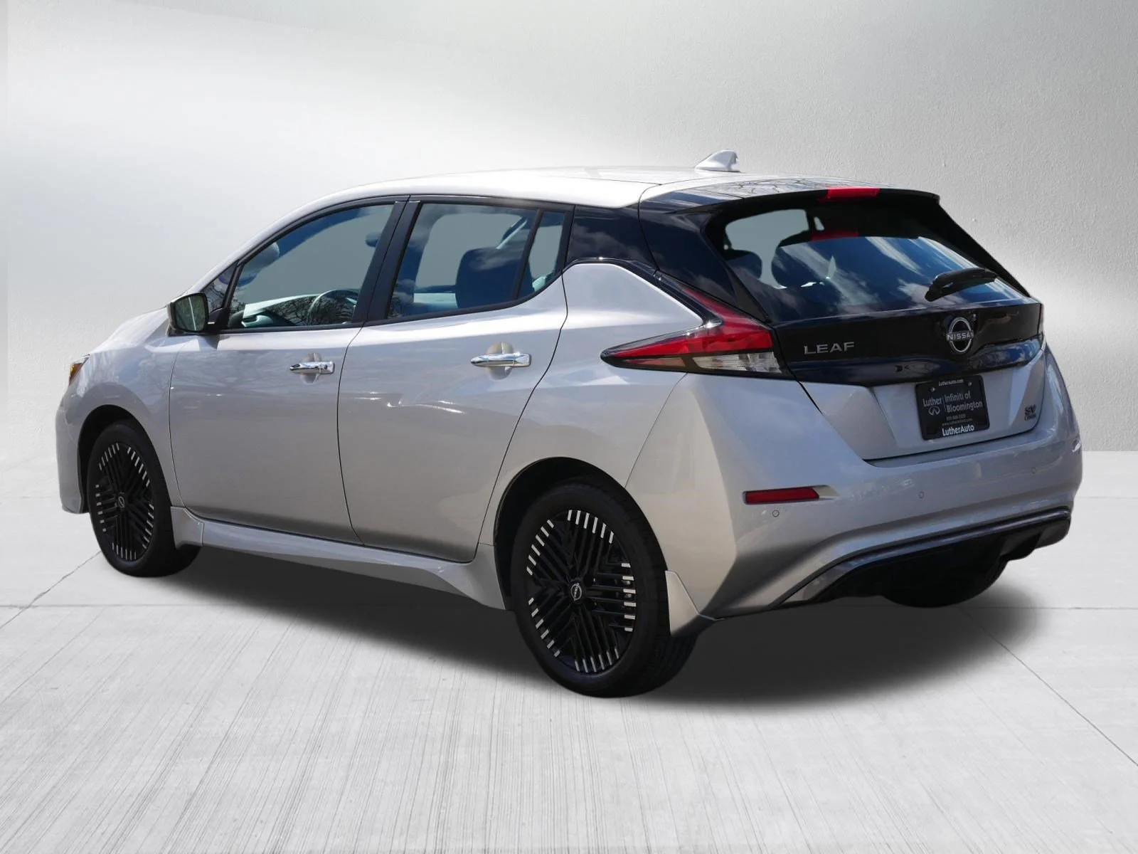 Used 2025 Brilliant Silver Metallic Nissan SV PLUS image 5