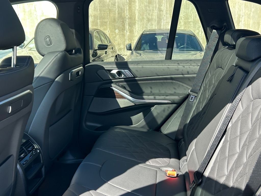 New 2026 Black Sapphire Metallic BMW xDrive40i image 30