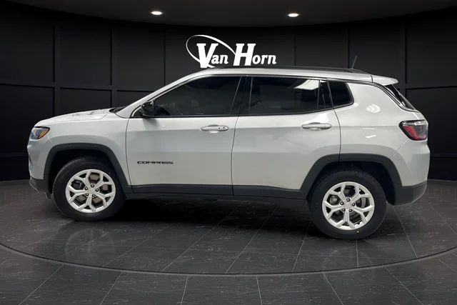 Used 2024 Silver Jeep Latitude image 4
