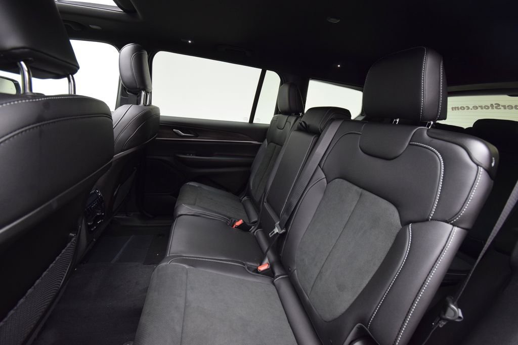 New 2026 Silver Zynith Exterior Paint Jeep Altitude image 39