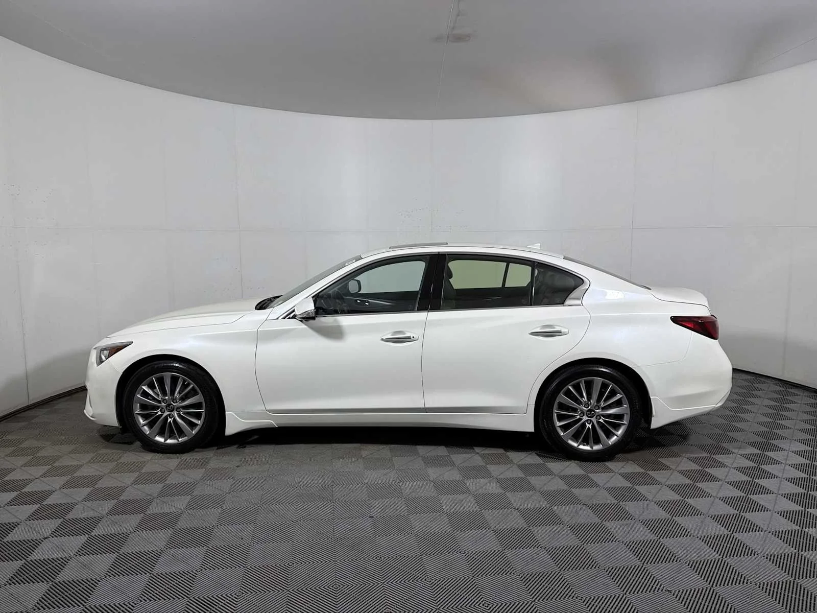 Used 2023 Majestic White INFINITI LUXE image 4