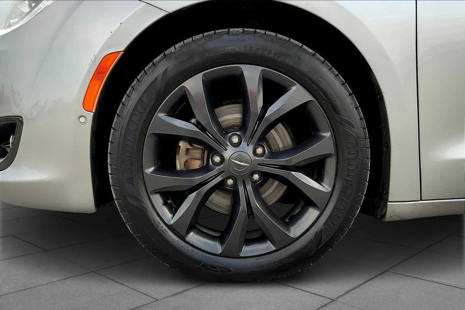 Used 2019 Billet Silver Metallic Clearcoat Chrysler Limited image 11