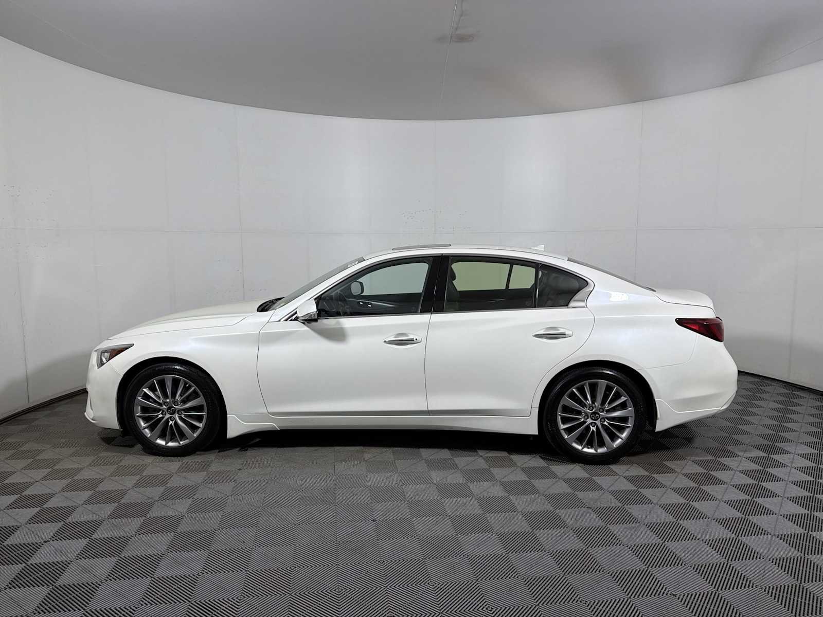 Used 2023 Majestic White INFINITI LUXE image 4