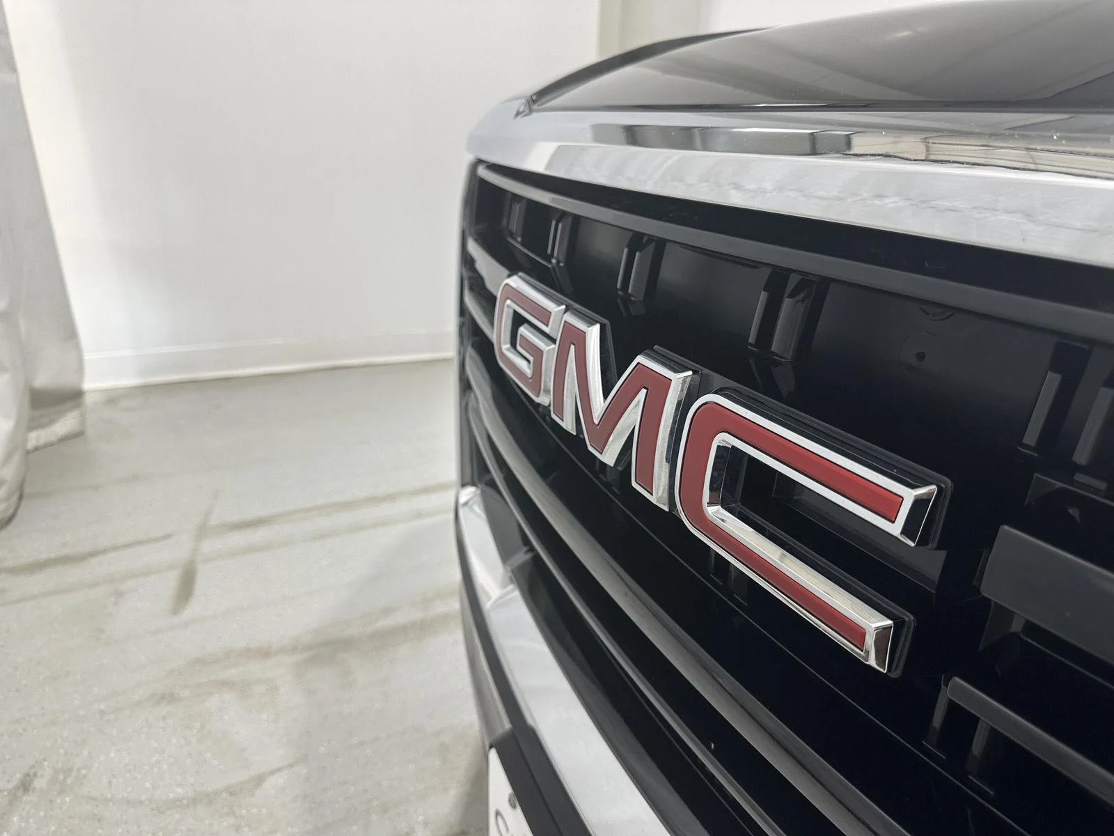 Used 2024 Onyx Black GMC SLE image 27