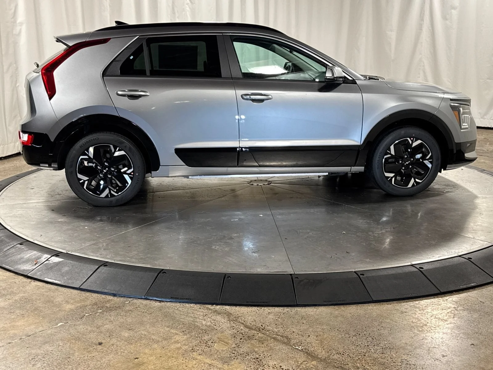 New 2026 Steel Gray Kia Wind image 11