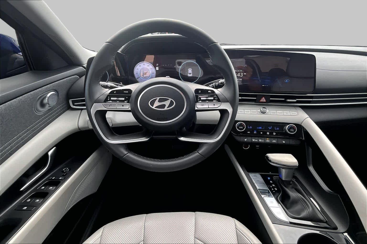 2025 Hyundai Elantra Limited - Photo 12