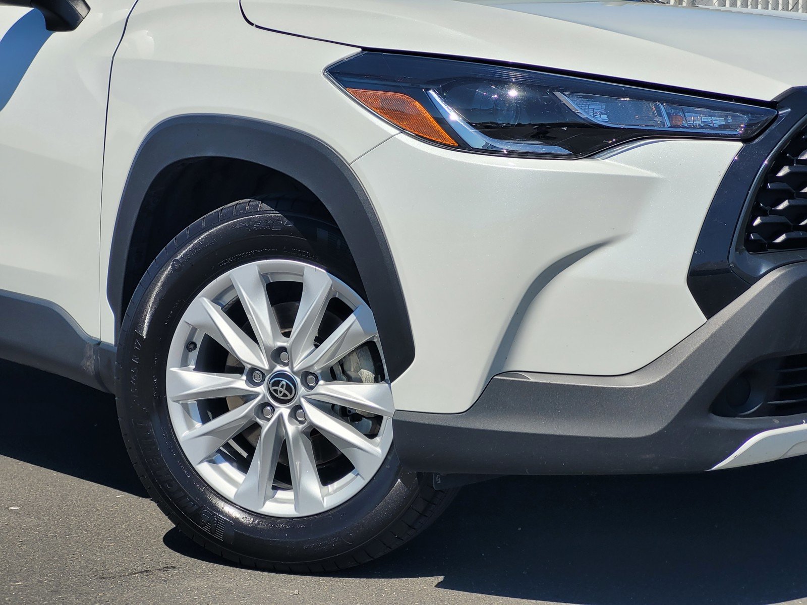 Used 2024 Wind Chill Pearl Toyota LE image 3