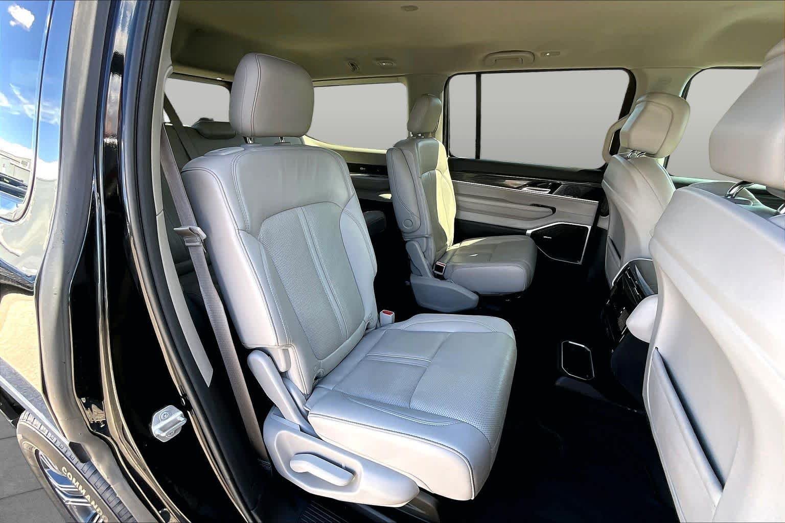 Used 2022 Diamond Black Crystal Pearlcoat Jeep Series III image 19