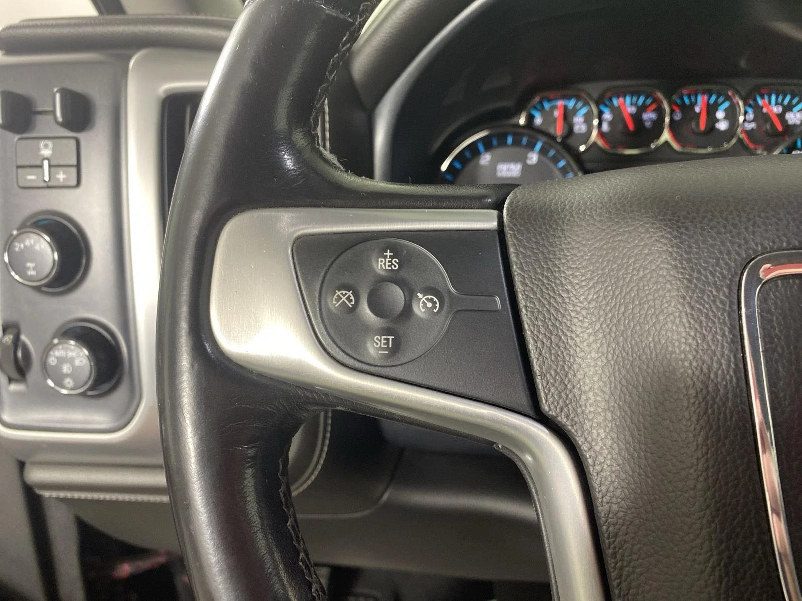 Used 2019 Onyx Black GMC SLE image 20