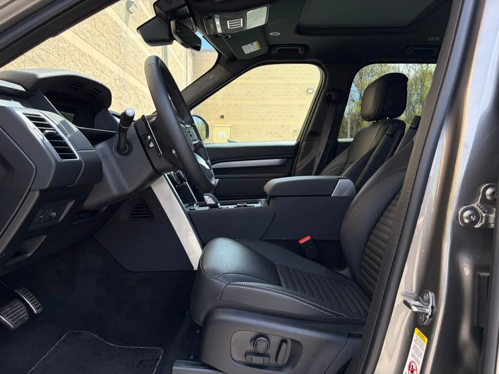 Used 2025 Silver Land Rover Dynamic SE image 11