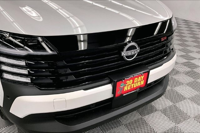 New 2026 Aspen White Tricoat/Super Black Nissan SR image 15