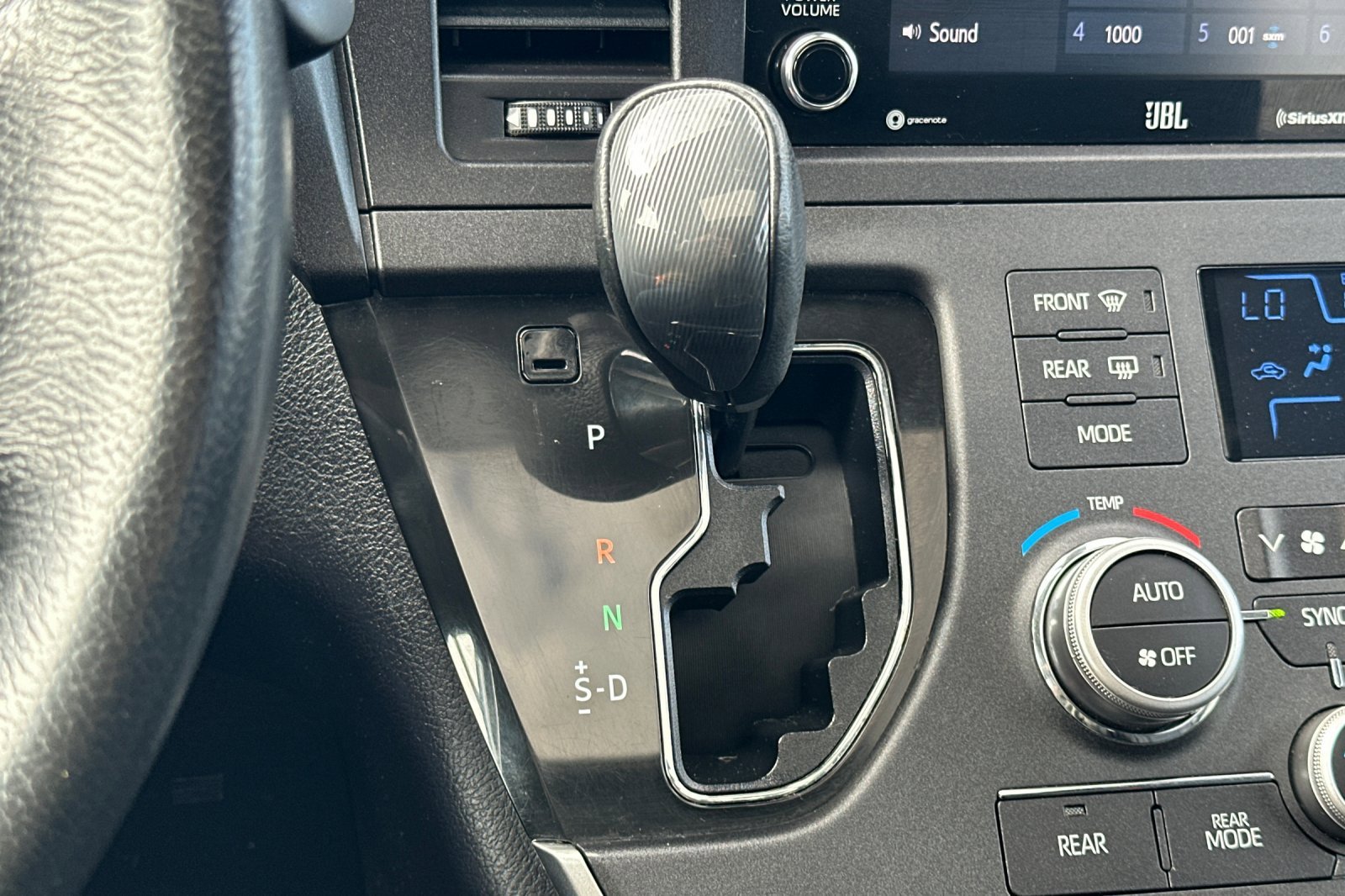 2020 Toyota Sienna SE - Photo 23