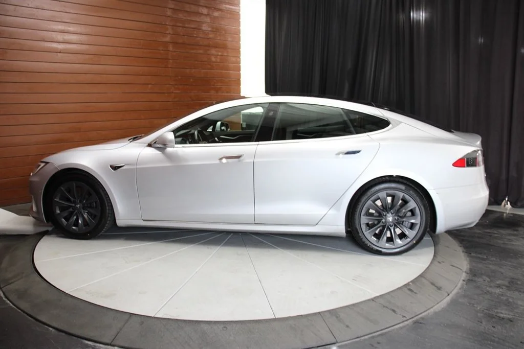 Used 2018 Obsidian Black Metallic Tesla  image 8