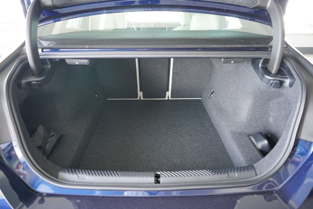 Used 2026 Tanzanite Blue II Met BMW 530i image 21