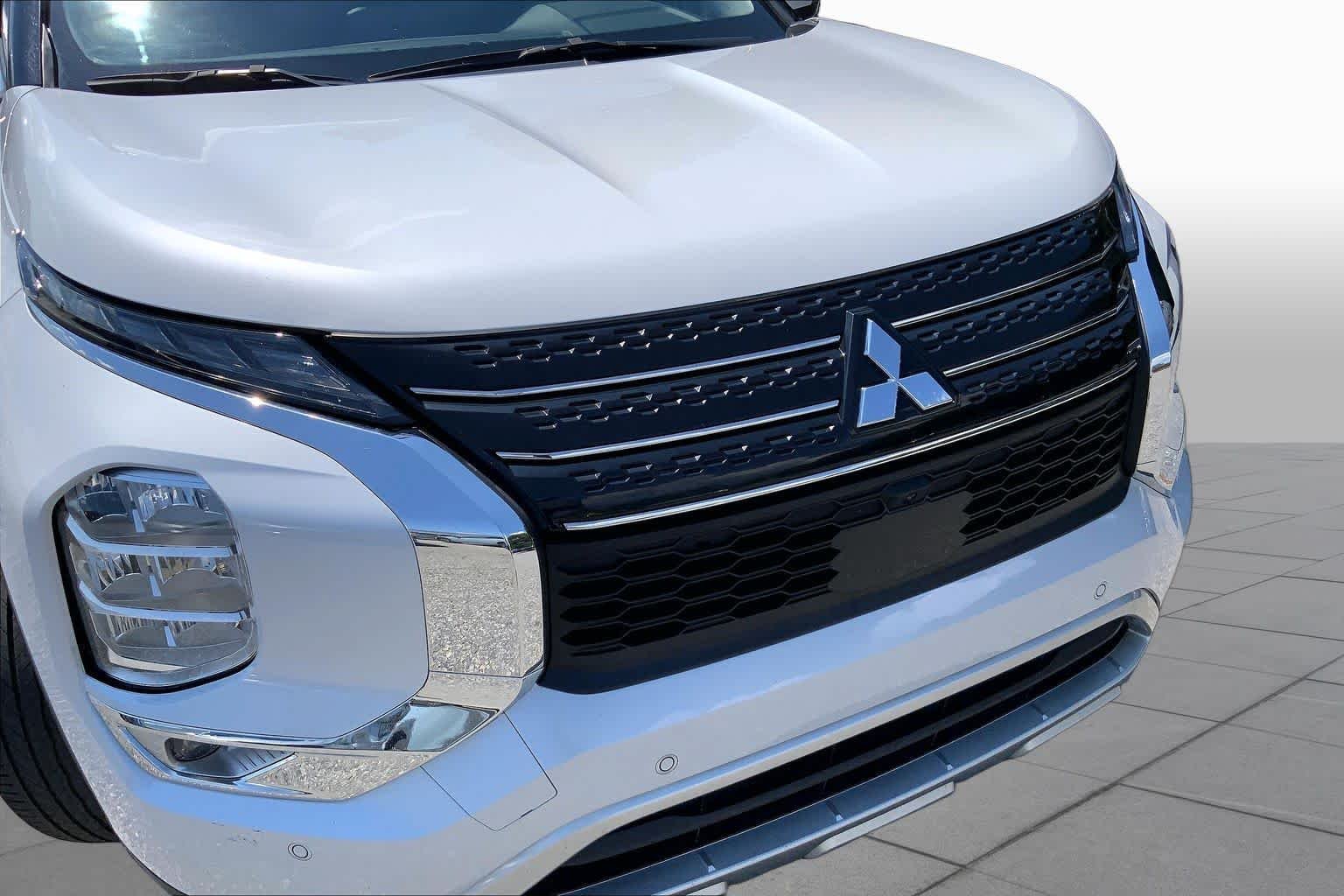 Used 2024 White Diamond Mitsubishi SE image 27