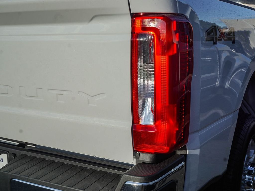 New 2026 Oxford White Ford XLT image 7