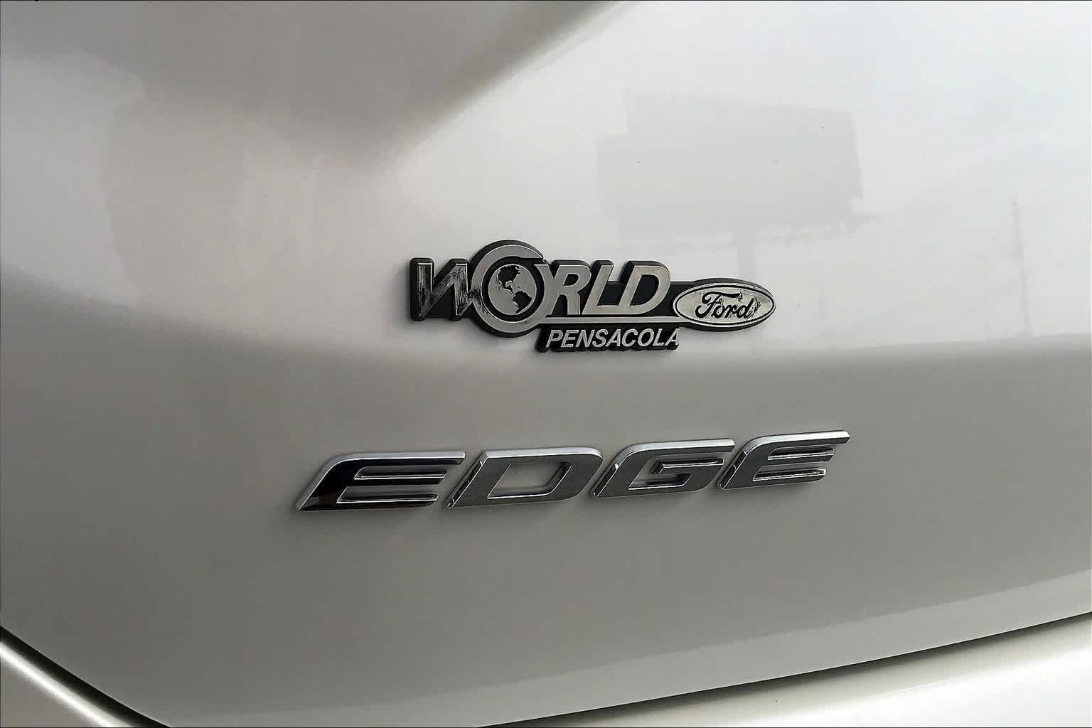 Used 2019 White Platinum Metallic Tri-Coat Ford SEL image 10