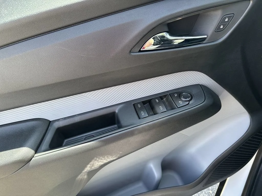 New 2027 Summit White Chevrolet LT image 22