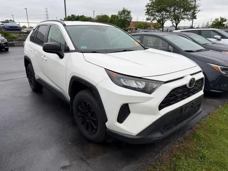 2019 Toyota RAV4 LE AWD's photo