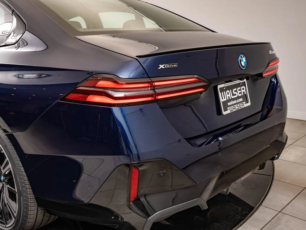 New 2027 Tanzanite Blue II Metallic BMW 550e xDrive image 18