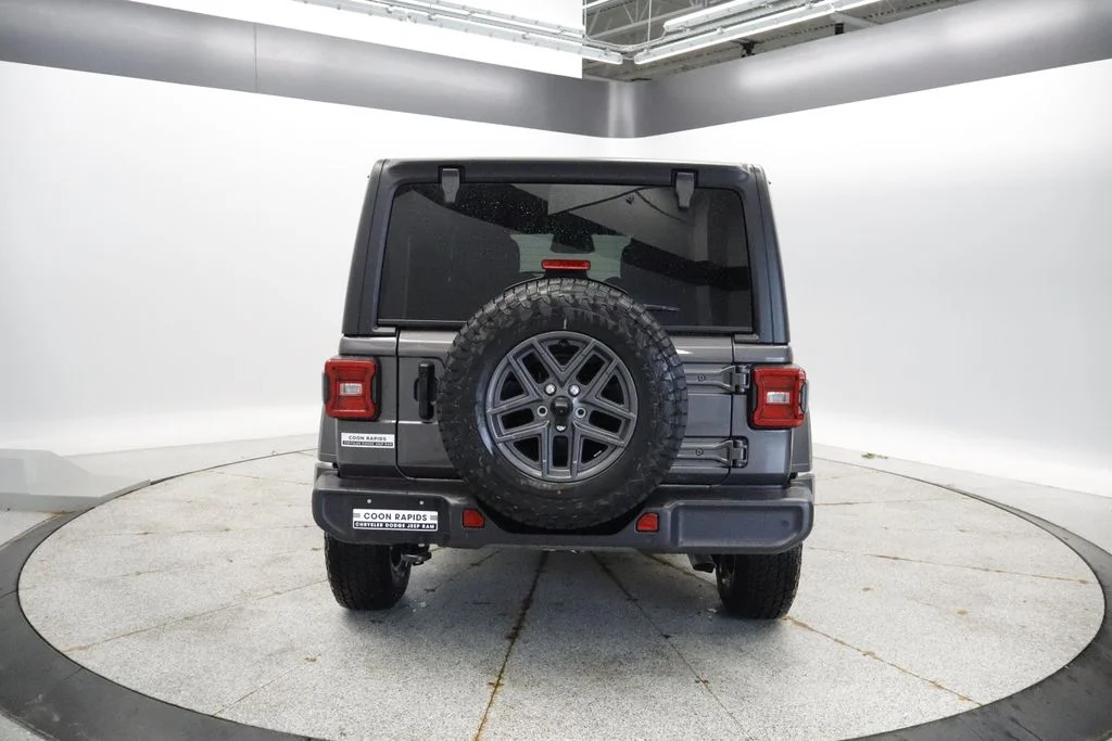New 2026 Granite Crystal Metallic Clearcoat Jeep Sport S image 4