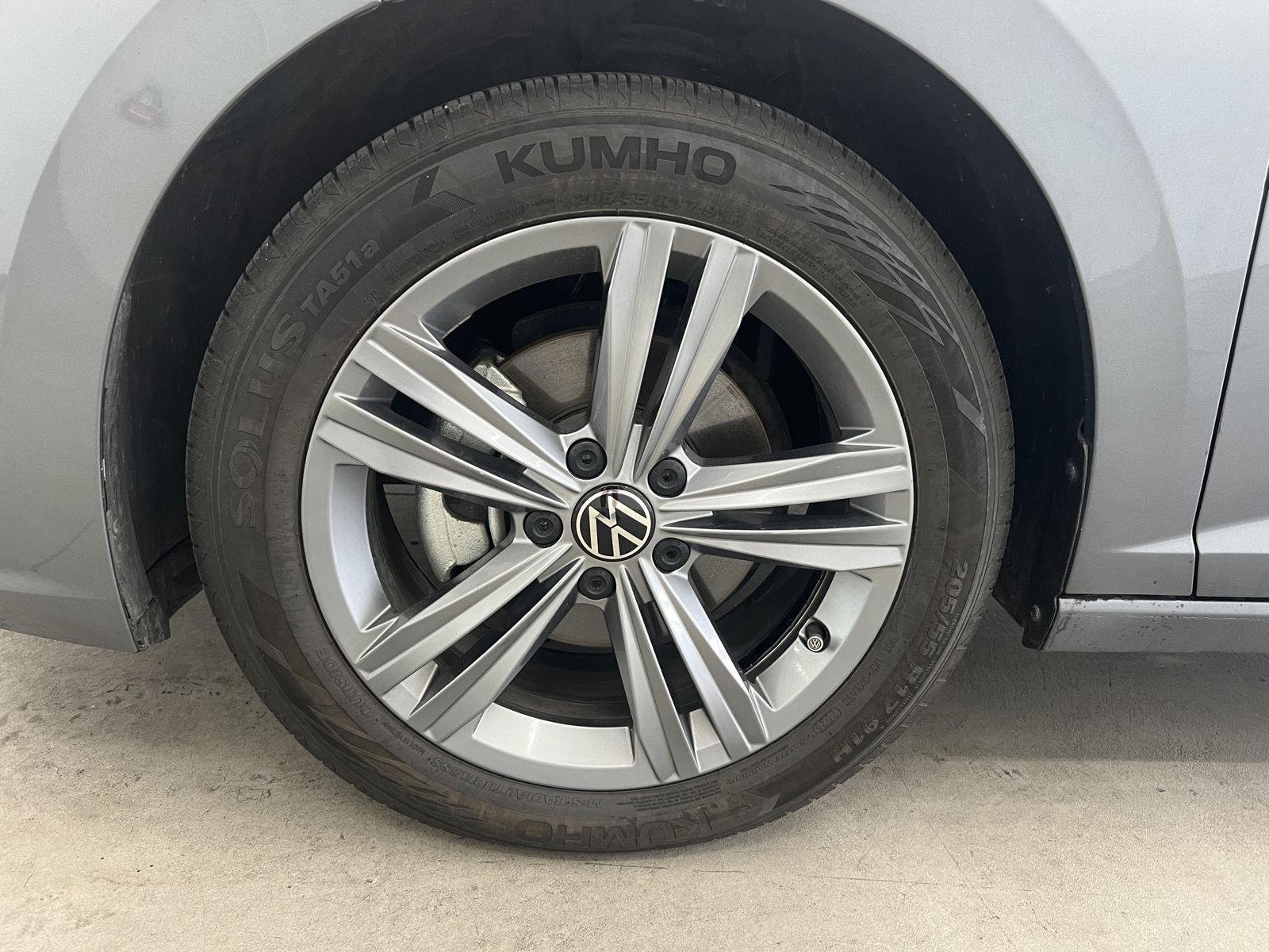 Used 2024 Platinum Gray Metallic Volkswagen SE image 7