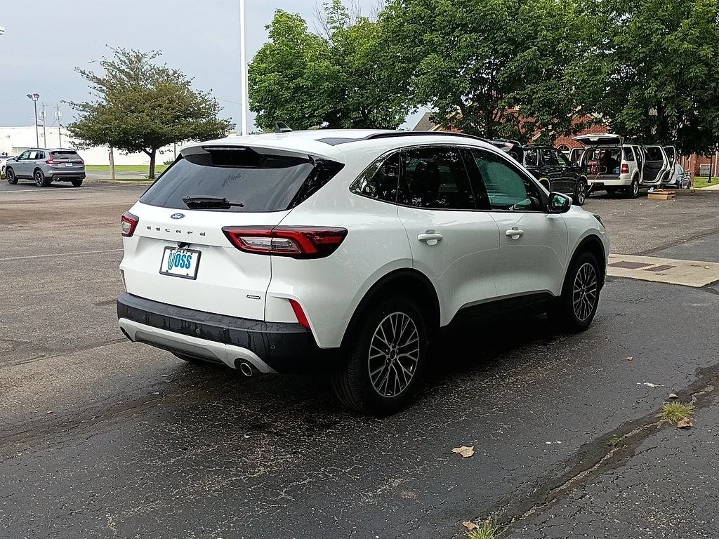Used 2023 Oxford White Ford Base image 3
