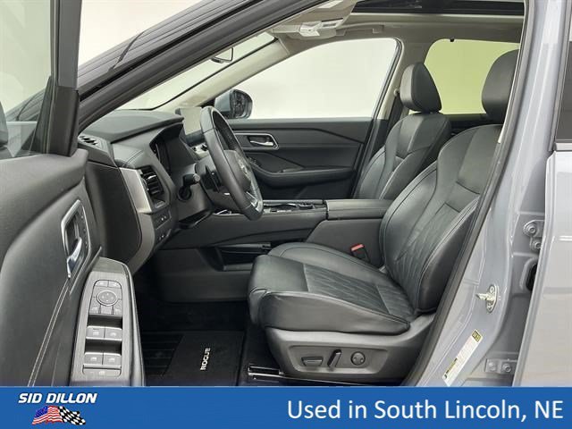 Used 2024 Boulder Gray Pearl Nissan Platinum image 17