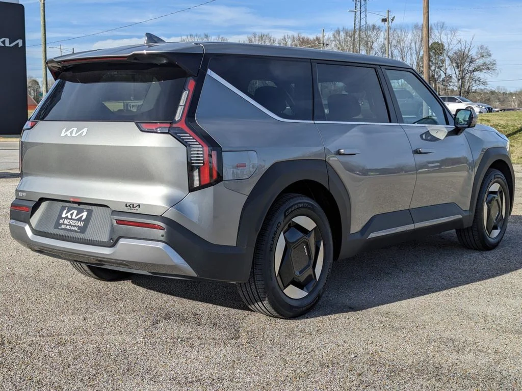 New 2024 Pebble Gray Kia Light RWD image 3