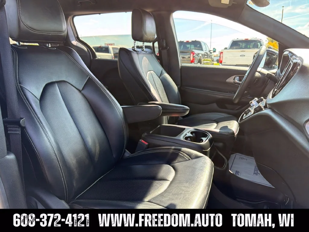 Used 2025 White Chrysler Select image 38