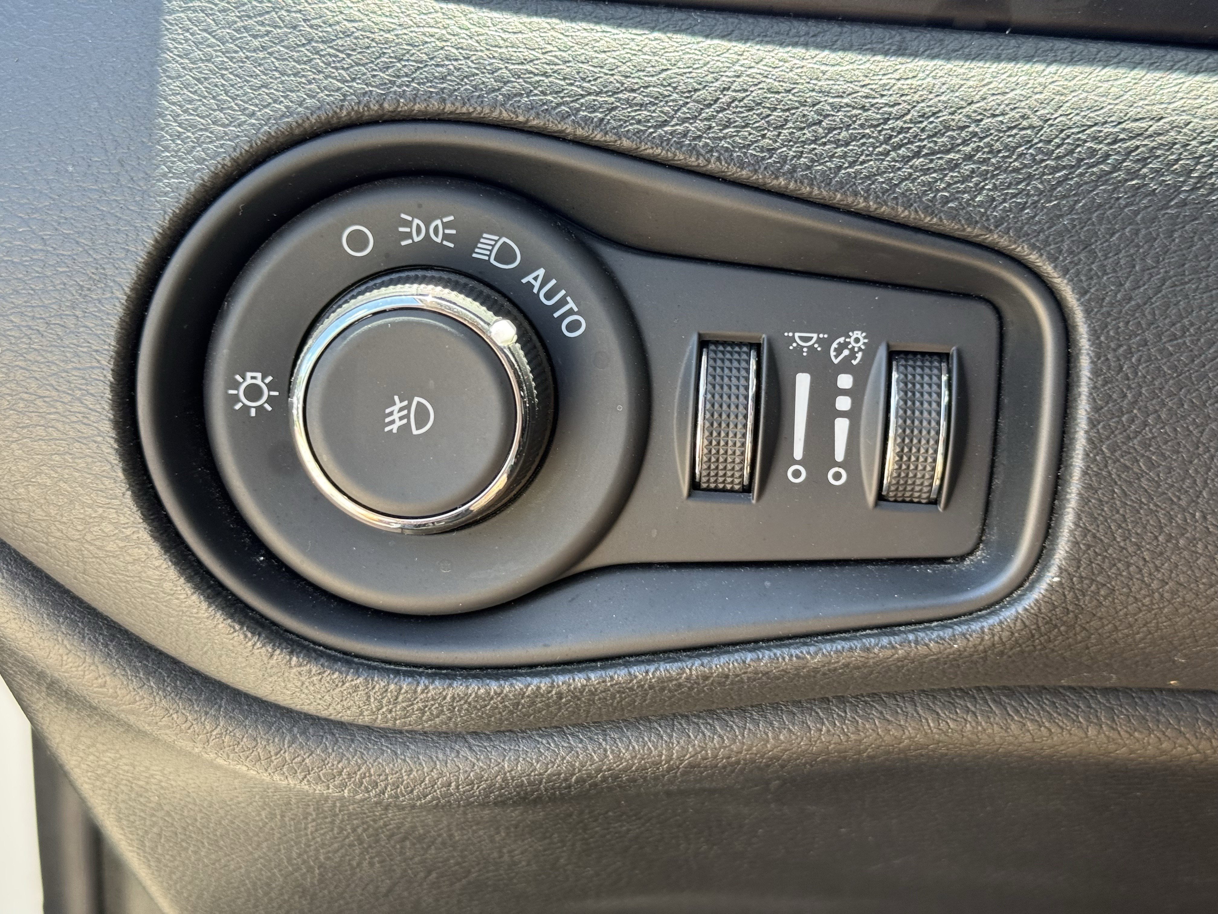 Used 2023 Alpine White Clearcoat Jeep Trailhawk image 26
